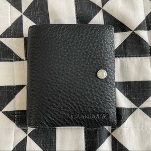 [NEW] Calvin Klein Buckle Closure Black Micromarble Wallet
